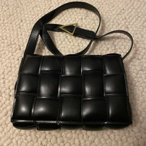 Väska - Inspirerad av bottega veneta, jättefint skick.