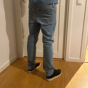 Lee Jeans - Säljer ett par lee jeans som bara ligger, rätt slim fit så asfeta till ett par låga skor! 