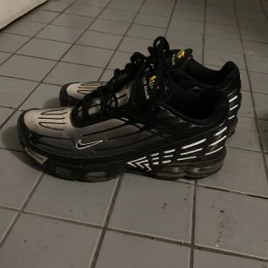 Nike tn - Eftertracktade tn:s! Köpta för 2050kr hos Nike äkthetsbevis finns (dm) tror jag har kvar lådan någonstans. De är i väldigt bra skick men smutsiga går att tvätta bort. Fler frågor i dm!