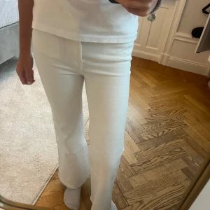 Vit bootcut jeans  - Vit bootcut jeans från Jeanerica i perfekt skick 