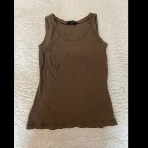 Fint brunt linne utan ärmar  - Fint brunt linne utan ärmar 