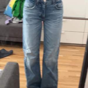 Mid waist jeans från zara. Helt nya, använd endast 2ggr.