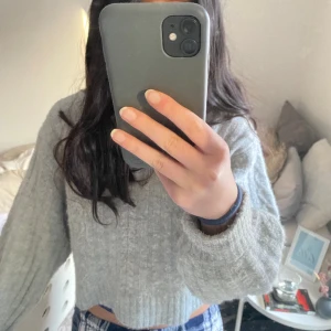 Kofta - Säljer min kofta i storlek xs/s. Nypris 250kr säljer för endast 90!!!! Den är använd runt 3 gånger och i bra skick med fint mönster! skriv angående frågor eller intresse!💕💕