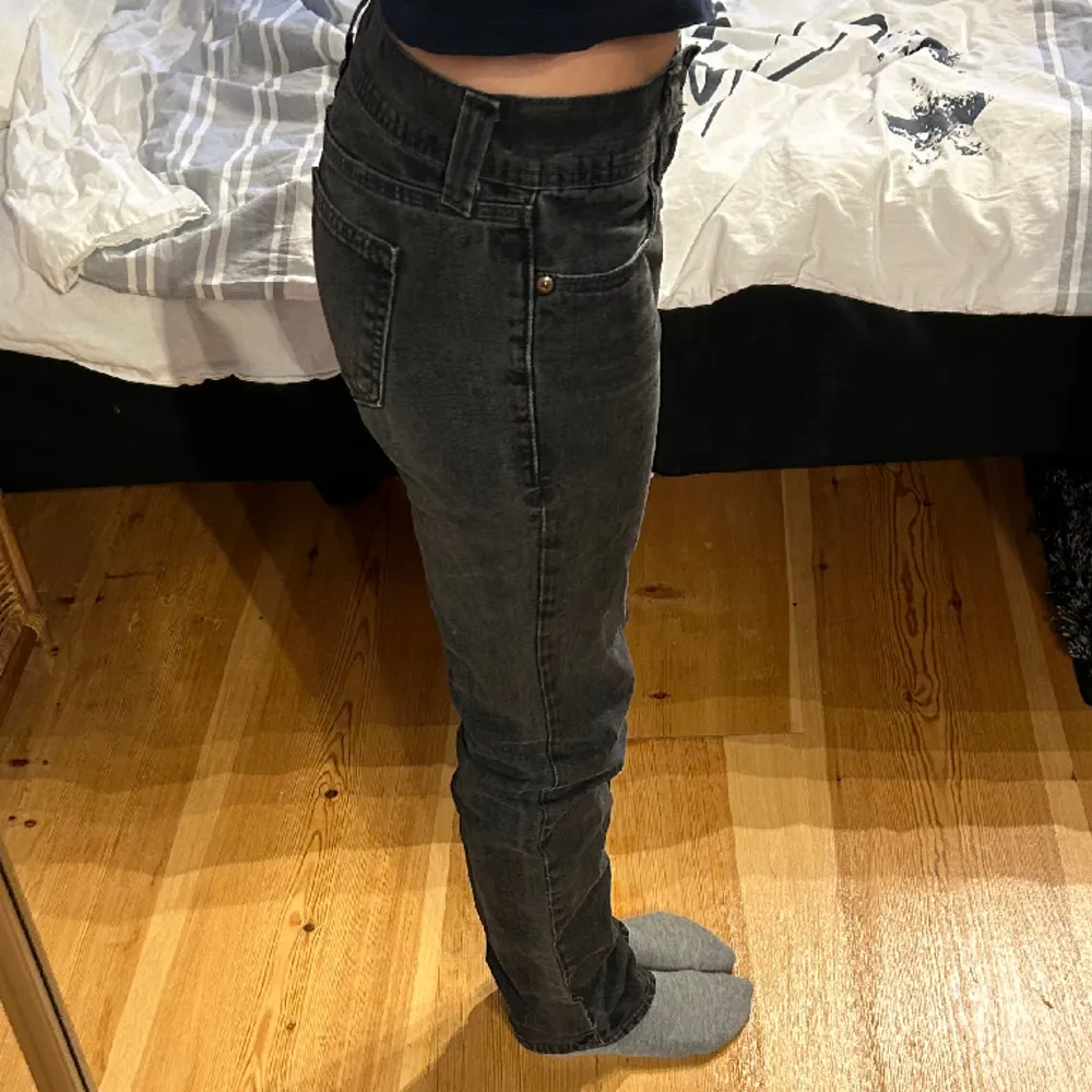 Snygga svarta lågmidjade jeans!! Innerbenslängden är 81 cm och midjemåttet är 40 cm rakt över! Jag är 163 cm som referens! 💕 Se profil för fler snygga jeans! . Jeans & Byxor.