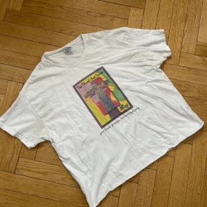 Vintage Hanes t-shirt - Fin Hanes t shirt klippt för boxig passform, lite smutsig, dm för fler bilder och mått