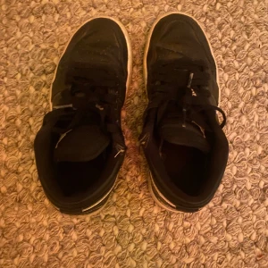 Jordans  - Säljer dessa jätte fina vans skorna i strl 36, köptes för 500 men säljs för 150 kr + frakt. Säljs för de är för små. Dem är ganska smutsiga och därför säljs de till ett billigt pris. (har inte kvar kartong eller kvitto.) Dem är äkta 💕