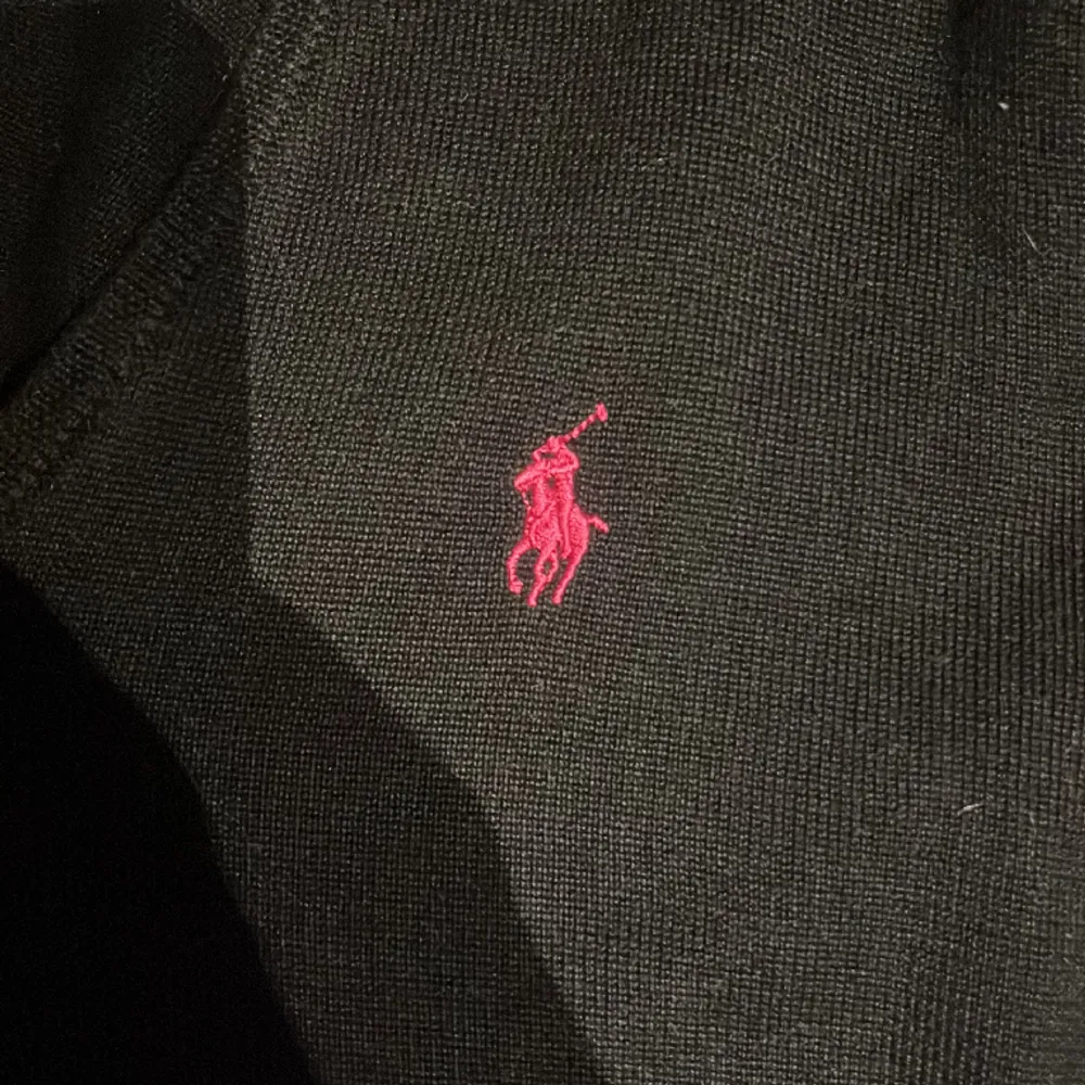 Supersnygg oanvänd Ralph Lauren tröja med rosa märke, storlek L men är väldigt liten i modellen.💕. Tröjor & Koftor.