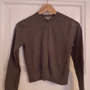 Brun kofta från H&M - Fin brun kofta från HM i xs, fin men lite nopprig därav priset