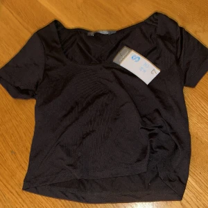 Super söt tröja  - Säljer denna suuuper söta tröjan köpt från primark i Italien, sååå fin till både sommarn och vintern, söker pga köpte i fel storlek, tröjan är i såå skönt ”baddräkts material” och är sååå snygg, hoppas den passar någon annan❤️