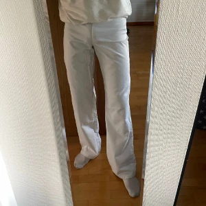 Vita byxor - Skulle nog säga att midjan är 28/29 och längden 31.  Går inte att ha något skärp och gylfen är på sidan av byxan. Finns bars en ficka där back, mobilen platsar perfekt i den.