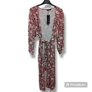 Snygg Lång kimono med knyt i midjan. Aldrig använd, lapp kvar.   Passar Strlk 38 - 44 (Oversize)     