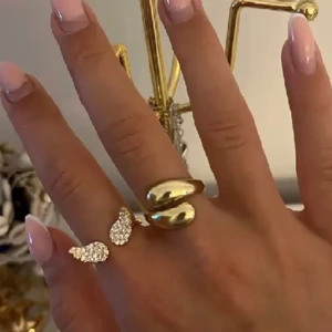 Ring - Jag säljer ringen till vänster med ängla vingar! Använt endast 2 gånger! 