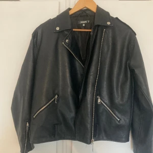 Skinnjacka  - Cool skinnjacka från Missguided. Bara använd en gång💕bälte tillkommer