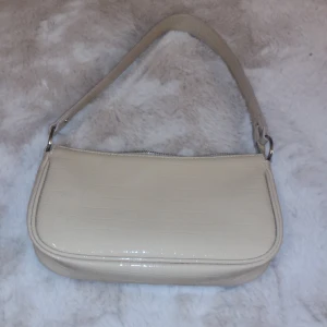  väska  - Jag säljer en beige väska som inte har kommit till användning 