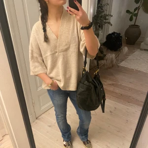 Trekvartärmad tröja - Jättefin stickad tröja från neo noir. Nypris 749:-