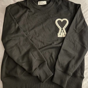 AMI Paris tröja  - Ami Paris tröja i svart helt oanvänd den är i storlek s men passar bra för folk med M också då jag har M och den passade bra för mig jag är 185 för jämförelse
