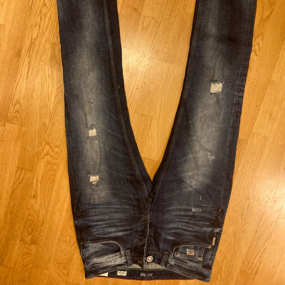 Jättesnygga, och helt oanvända Armani jeans. Passar inte mig:180cm 75kg.  W:32 L:32  Hör av dig för fler bilder eller vid minsta fråga eller fundering. Pris kan diskuteras.. Jeans & Byxor.