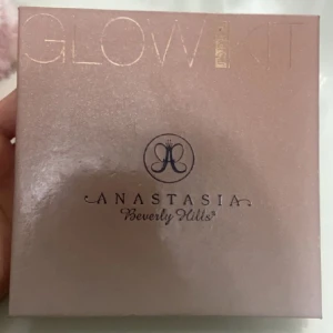 Anastasia Beverly Hills Glow Kit - PRIS KAN SÄKNAS! Säljer denna Anastasia Beverly Hills Glow Kit då den inte kommer till användning, allt är som den ska och funkar underbart med bra kvalitet. Hör av dig vid frågor💓