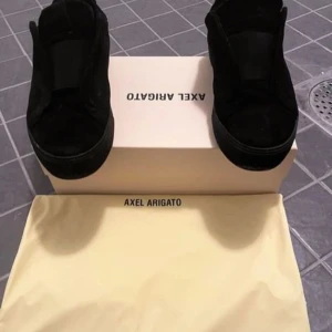 Clean 90 arigato 42 - Säljer mina arigato clean 90 strl 42 i bra skick låda påse allt 