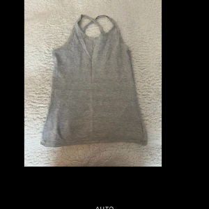 Grått linne med kryssad rygg - Ett fint tunt grått linne med kryssade axelband! 