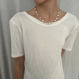 T-shirt  - Jättefin tshirt som är djup i ryggen i ett skönt svalt material💕💕