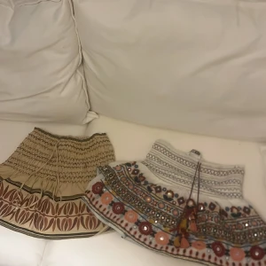 Säljer två zara kjolar tillsammans för 350kr❤️ - Båda är i väldigt bra skick har inte andvändt dem mer än 5 ggr. Den bruna kjolens "pärla" har gått av på ena av snöret som man justerar hur man vill ha det runt midjan men inget märkvärdigt❤️