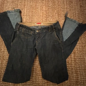 Bootcut jeans  - Supercoola och unika Bootcut jeans. De passar tyvärr inte mig så har ingen bild på: men de är lågemidjade och utsydda till Bootcut. Midjemått 37cm. Liter söndertrampade nere men inget som stör mig👍🏻