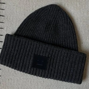 Acne studio mössa  - Säljer denna acne studio mössa. Ingen äkthetsbevis finns kvar men man kan se inifrån mössan att den är äkta. Köptes för 1600kr men säljs för 1200kr