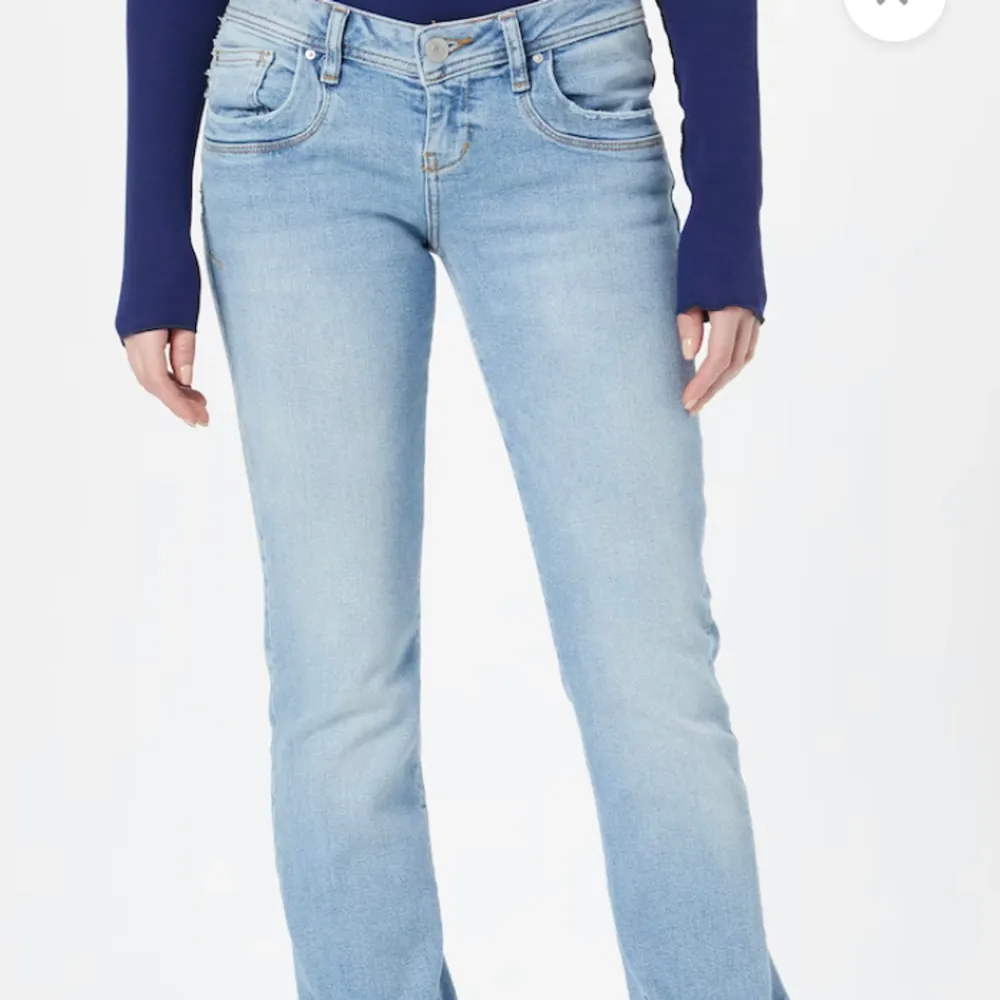 Ljusblå jeans från ltb som tyvärr satt lite för stort på mig i midjan än vad jag ville ha därav säljer jag dom. Dom e nästan oanvända så som nya i princip, skriv om du har fler frågor osv💓💓. Jeans & Byxor.