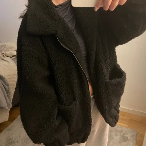 Oversized teddyjacka  - Säljer denna super mysiga och fina teddyjacka då jag inte har sån användning av den. Har två stora fickor där fram samt dragkedja. Köpt från pretty little thing. Då den är oversized så passar den även större storlekar.