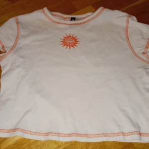 Croptop - Gräddvit croptop med orangea detaljer. Nyskick. Köpt på hm i storlek xs. 