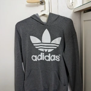 Adidas hoodie - En grå adidas hoodie i storlek M