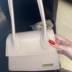 Jaquemus väska - Helt ny och oanvänd Jaquemus väska. Är mellanstor. Nypris:500kr. Ej äkta. Köparen står för frakten ❤️