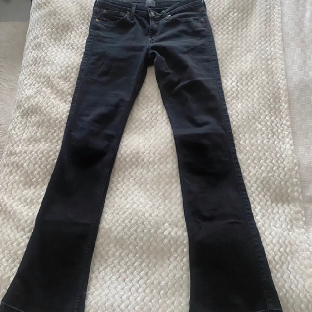 Svarta lågmidjade jeans från lee💕kom privat för fler frågor, Midjemåttet rakt över 34cm och innerbenslängd 74cm💓. Jeans & Byxor.