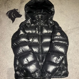 Moncler Maya - Säljer denna sjukt snygga Moncler Maya jacka i nyskick självklart äkta❗️Den är Size 3 M❗️Pm för frågor 🍾STEAL PRIS