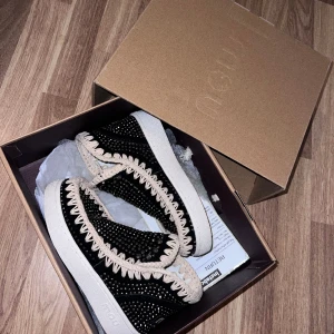 Mou stövlar  - Mou stövlar i storlek 36. Jätte fina, i perfekt skick 🩷 #mou #ugg #tazz