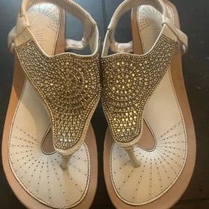 Skor - Sommarskor med glitter, har en liten klack.