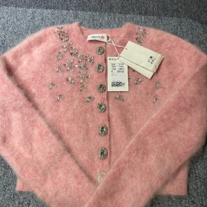 Rabanne X HM - Säljer en tröja jag fick i julklapp så helt splitter ny med prislapp och allt på. Hm Rabanne som är helt slutsåld, i mohairmix. 