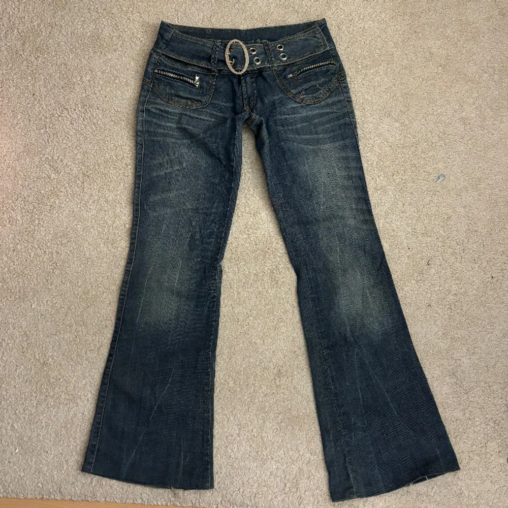 Coola y2k jeans! midjemåttet: 39cm tvärs över(med inbyggt bälte som kan justeras), innerbenslängd: 79cm💋 säljer pga att dom är för stora😔💔därav har jag inga egna bilder men har bilder från förra ägaren så om det önskas är det bara att kontakta mig💌💋. Jeans & Byxor.