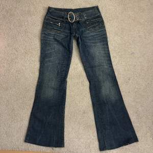 Coola y2k jeans! midjemåttet: 39cm tvärs över(med inbyggt bälte som kan justeras), innerbenslängd: 79cm💋 säljer pga att dom är för stora😔💔därav har jag inga egna bilder men har bilder från förra ägaren så om det önskas är det bara att kontakta mig💌💋