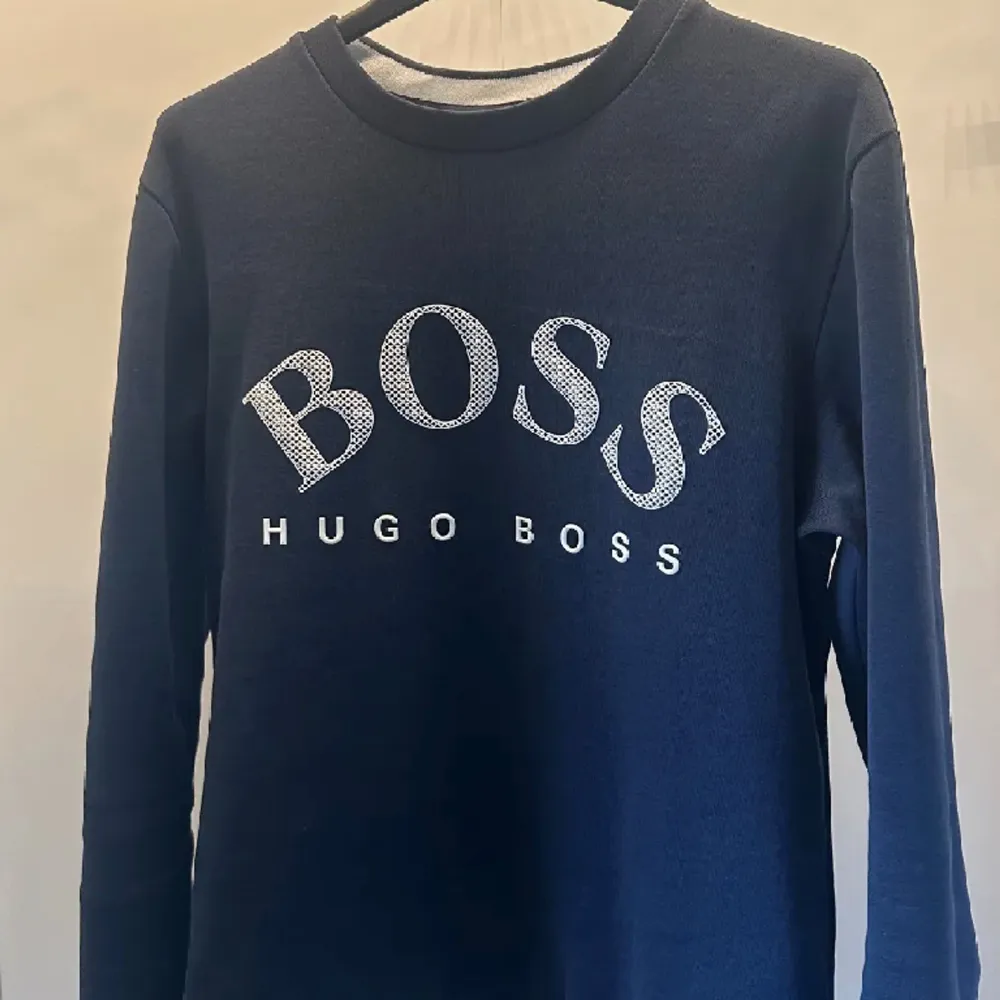 Hejsan! Säljer nu min fina äkta Hugo boss tröja för endast 599kr! 9/10 skick😊. Hoodies.