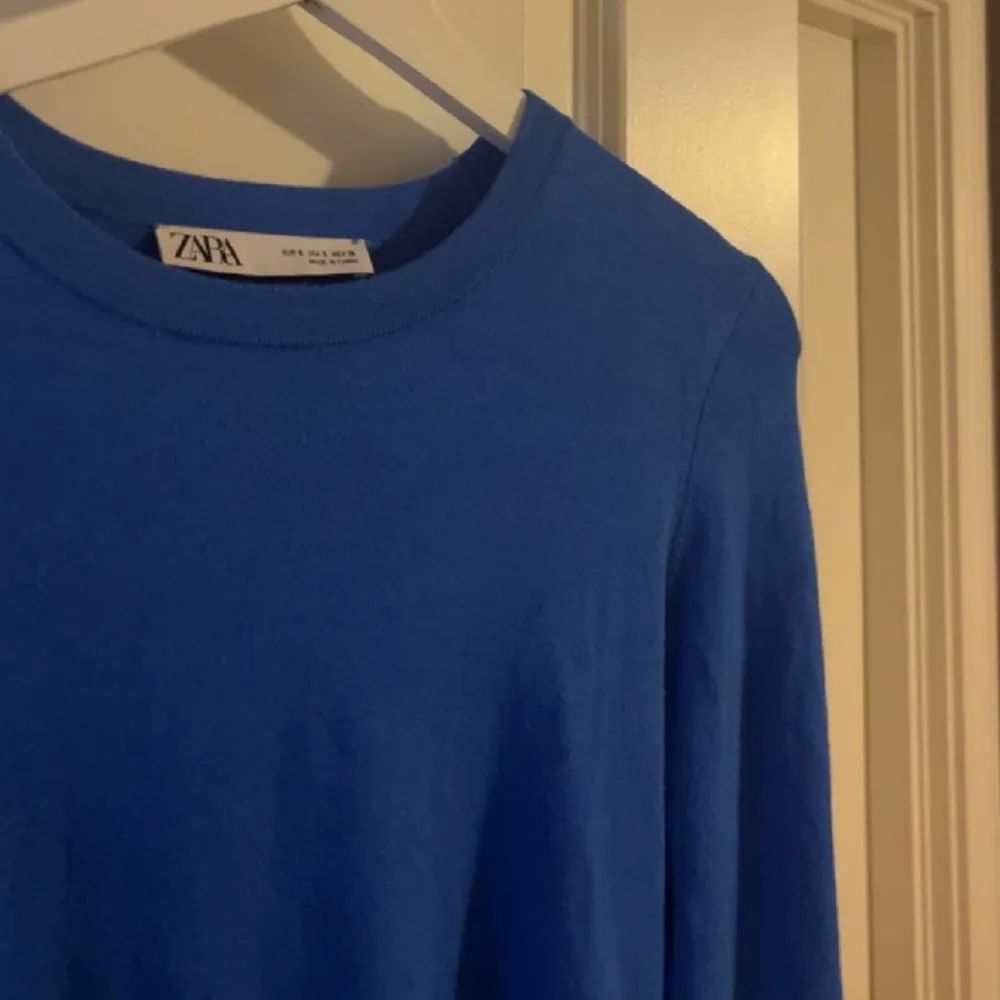 Säljer min blåa stickade tröja från zara i storlek S,  Nästan ny då den är testad en gång men de var inte riktigt min stil😊💗 Skriv privat för fler bilder💗. Tröjor & Koftor.