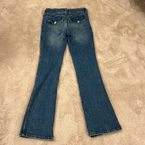Jeans  - Säljer dessa jeansen som börjar bli för korta. Dem är super snygga och sköna för att vara jeans. Älskar dem!❤️ 