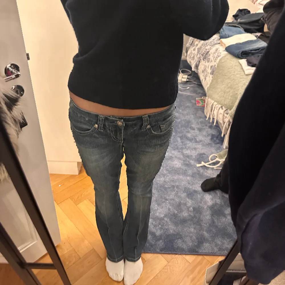 Lågmidjade bootcut jeans, ifrån seven. I bra kvalite och jag har knappast använt de💕  39 i midjan 75 i benen. Jeans & Byxor.