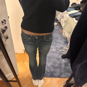 Lågmidjade jeans - Lågmidjade bootcut jeans, ifrån seven. I bra kvalite och jag har knappast använt de💕  39 i midjan 75 i benen