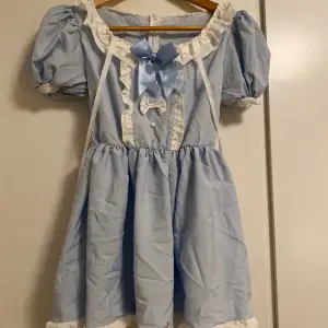 Maid dress bought for 550 kr. Small stain on dress from paint that will probably wash away in the washing machine but I’m unsure. Selling because I don’t use it. Cats in home. One size but probably fits S/M.