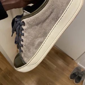 Lanvin skor - Tja, säljer nu mina lanvins som är köpta här på plick för 2300kr. Rekommenderar att använda annan sula eftersom sulan är sliten. Storlek 8 vilket motsvarar 42-43. Hör av dig vid frågor och funderingar!