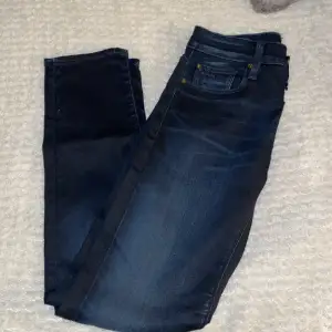Svart/mörkblåa knappt använda jeans från RAW (ny pris 1200 kr) 