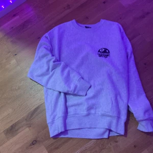 stussy sweatshirt - Stussy sweatshirt intressekoll!  den passar inte riktigt i storleken men den e fett skön 