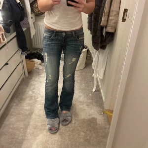 Disel jeans!  - Midjemått 40 cm, innebenslängden 77 cm (jag är 169) 